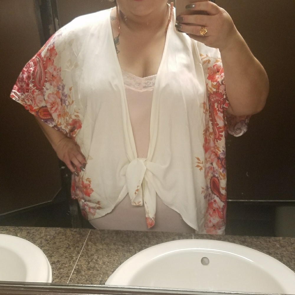 Beautiful top - Picture 6 of 6
